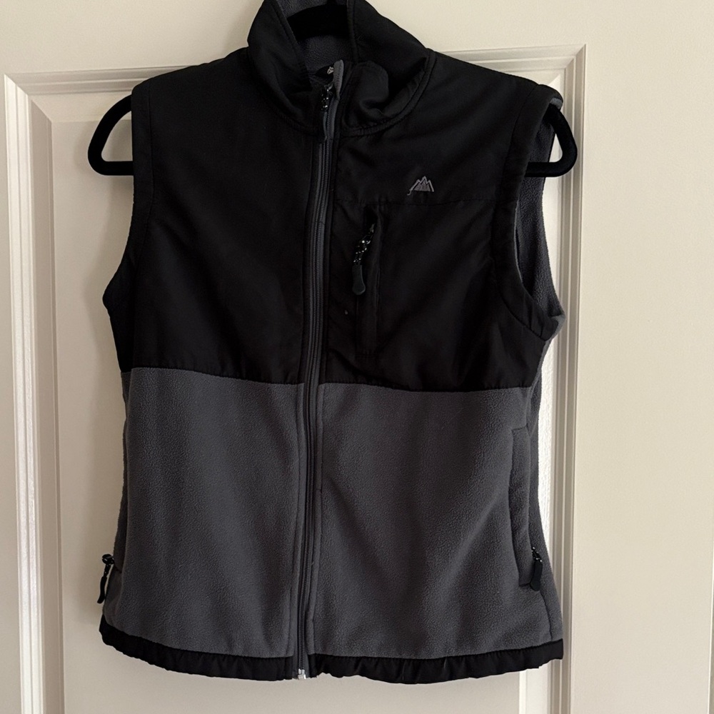 Snozu Black and Gray Fleece Vest